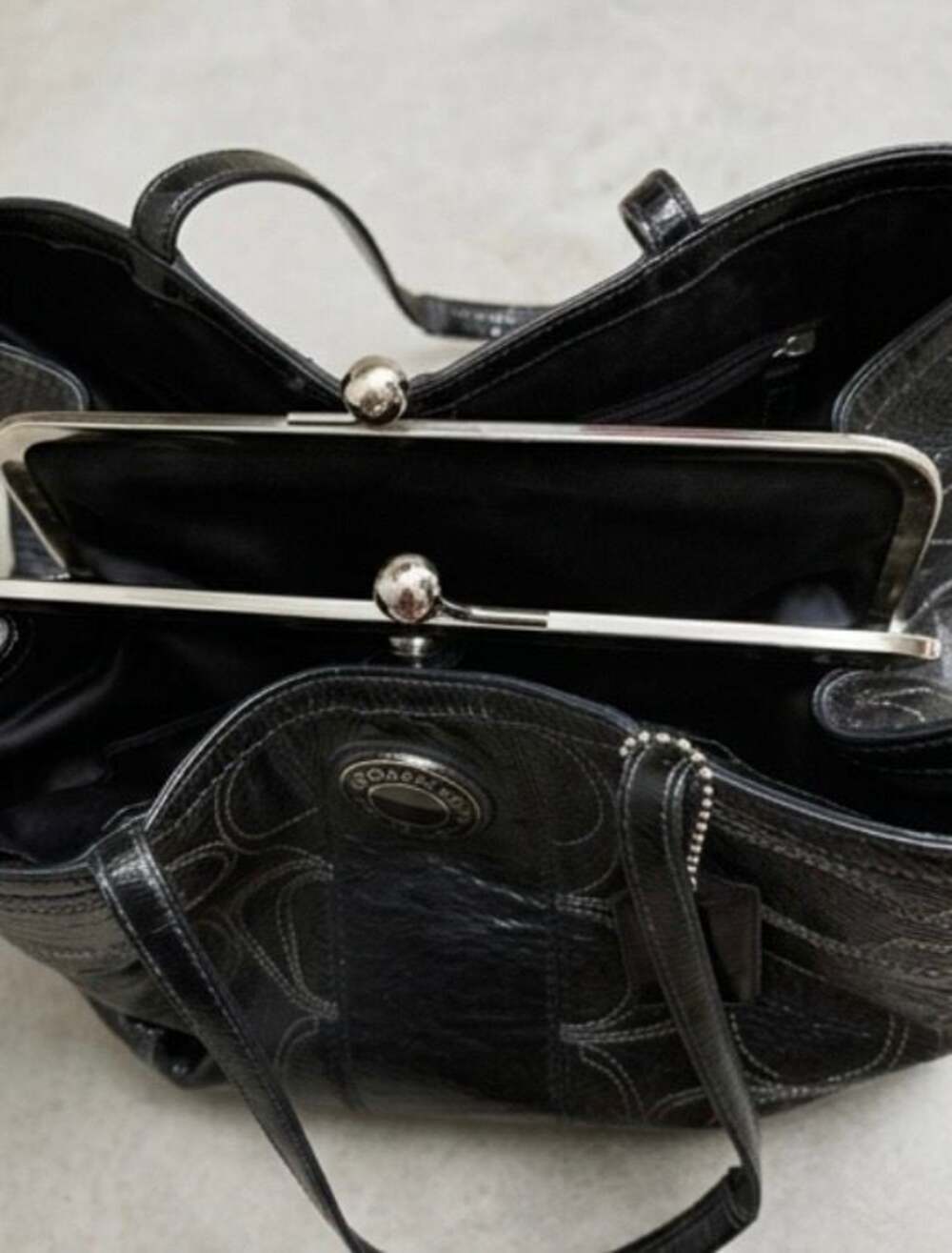 RARE Coach Audrey Stitched Patent Kisslock Tote - Y2K Vintage Find - Picture 3 of 4